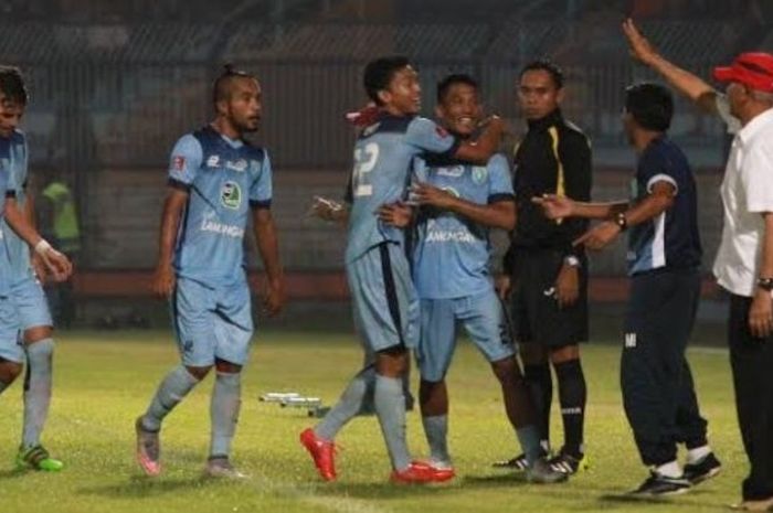 Para pemain Persela bersuka cita mendekati pelatih Sutan Harhara (kaus putih) seusai mencetak gol pertamanya ke gawang Perseru di Stadion Surajaya, Lamongan, Kamis (16/6/2016) malam. 