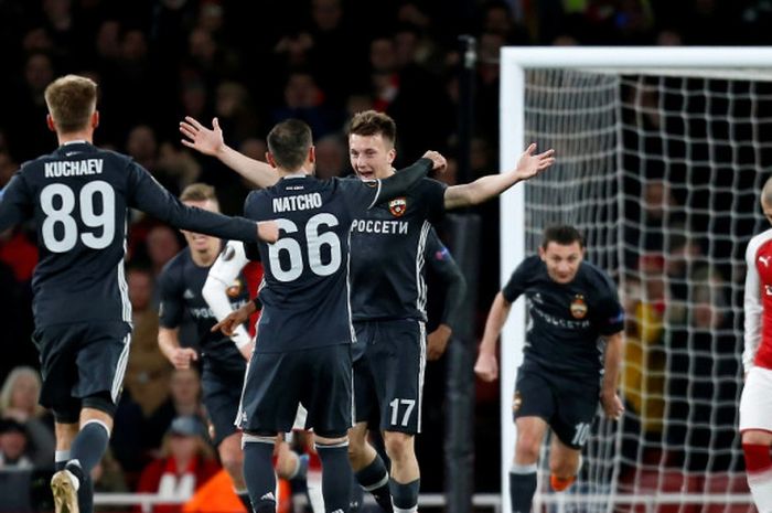 Gelandang CSKA Moskva, Aleksandr Golovin (tengah), merayakan gol yang dicetak ke gawang Arsenal dalam laga leg pertama perempat final Liga Europa di Stadion Emirates, London, Inggris pada 5 April 2018.