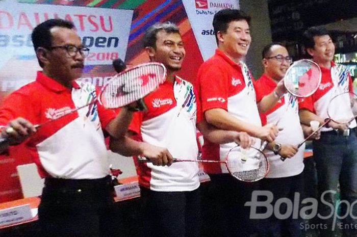 Penggagas Astec Open, Alan Budikusuma, berpose bersama perwakilan sponsor pada konfrensi pers di Bandung, Rabu (14/2/2018).