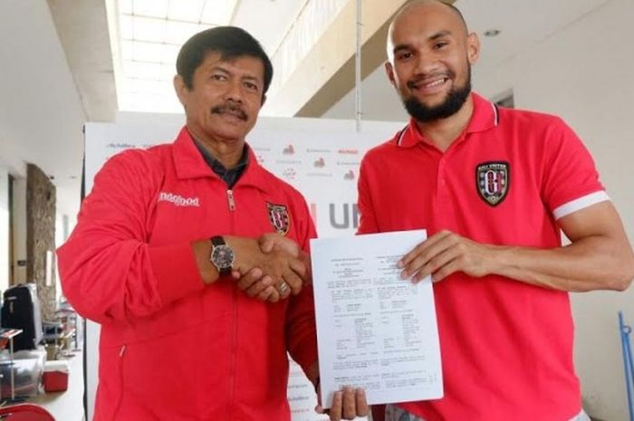 Kiper Alfonsius Kelvan memamerkan kertas kontrak yang  baru saja ditandatangani dengan Manajer sekaligus pelatih Bali United, Indra Sjafri di Kuta pada Jumat (27/1/2017) sore. 
