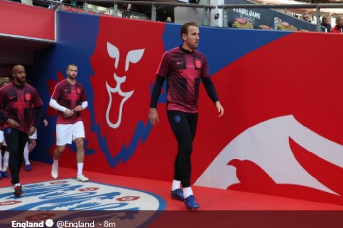 Penyerang Inggris, Harry Kane (kanan), bersiap melakoni laga Liga A Grup 4 UEFA Nations League melawan Kroasia di Stadion Wembley, London, Minggu (18/11/2018).