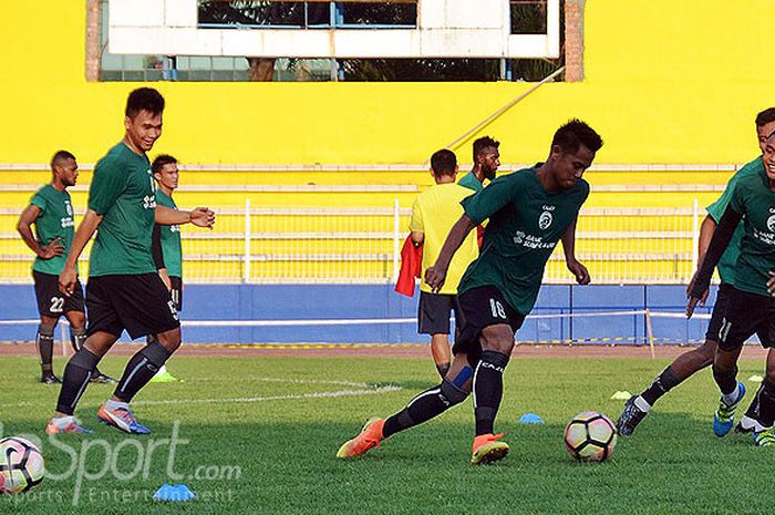 Pemain Sriwijaya FC menggelar latihan menjelang keberangkatan ke Madura, di Stadion Gelora Bumi Sriwijaya Palembang, Rabu (20/9/2017).