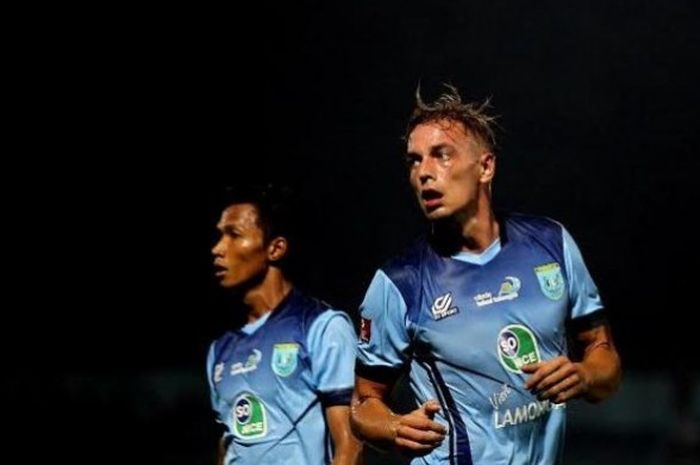 Bek asing Persela Lamongan asal Belanda, Kristian Adelmund (kanan), saat laga kontra Barito Putera di Stadion Surajaya, Lamongan, 27 Juni 2016. 