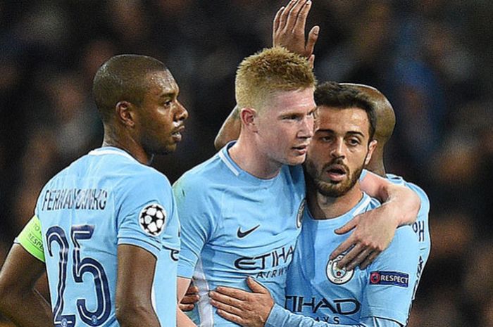  Pemain Manchester City, Fernandinho (kiri),  Kevin De Bruyne (tengah), dan Bernardo Silva saat tampil melawan Napoli dalam laga lanjutan Grup F Liga Champions 2017-2018 di Stadion Etihad, Manchester, Inggris, pada 17 Oktober 2017. 