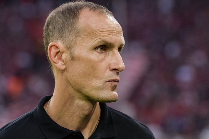 Ekspresi pelatih Bayer Leverkusen, Heiko Herrlich, jelang pertandingan perdana Liga Jerman 2017-2018 menghadapi Bayern Muenchen di Stadion Allianz Arena, Muenchen, Jerman, pada Jumat (18/8/2017).