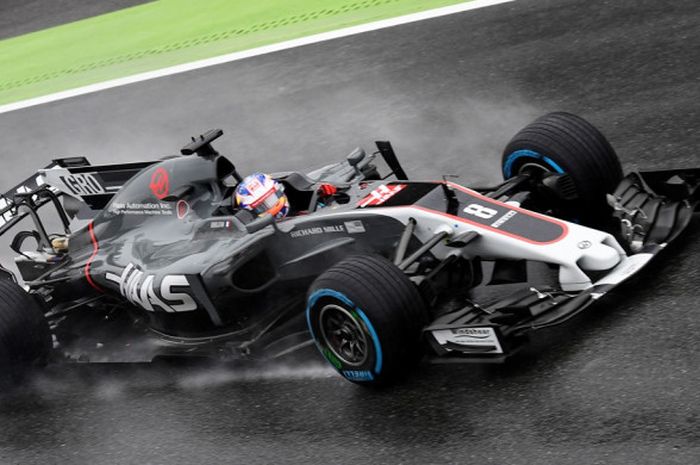 Pebalap tim Haas, Romain Grosjean (Prancis), saat menjalani sesi kualifikasi GP Italia di Autodromo Nazionale, Monza, Sabtu (2/9/2017).