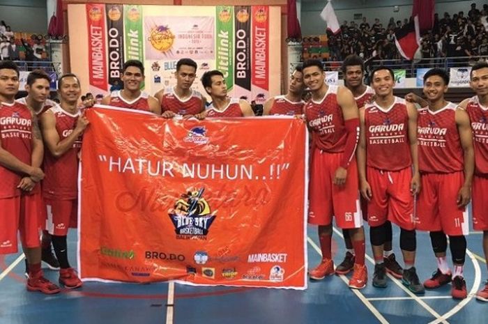 Tim Basket Garuda Bandung, berpose di tengah acara Nusantara Tour 2016 di Balikpapan, Kaltim, Minggu (23/10/2016).