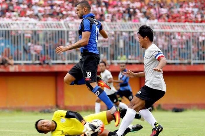 Striker Madura United, Luiz Junior melompati kiper Persela Lamongan, Ferdiansyah dalam uji coba di Stadion Gelora Ratu Pamelingan, Pamekasan, Kamis (2//2/2017) sore. 