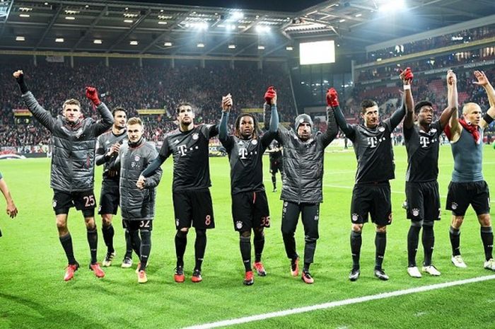 Pemain Bayern Muenchen melakukan selebrasi usai laga melawan Mainz dalam laga lanjutan Bundesliga 2016-2017 di Mainz (2/12/2016).