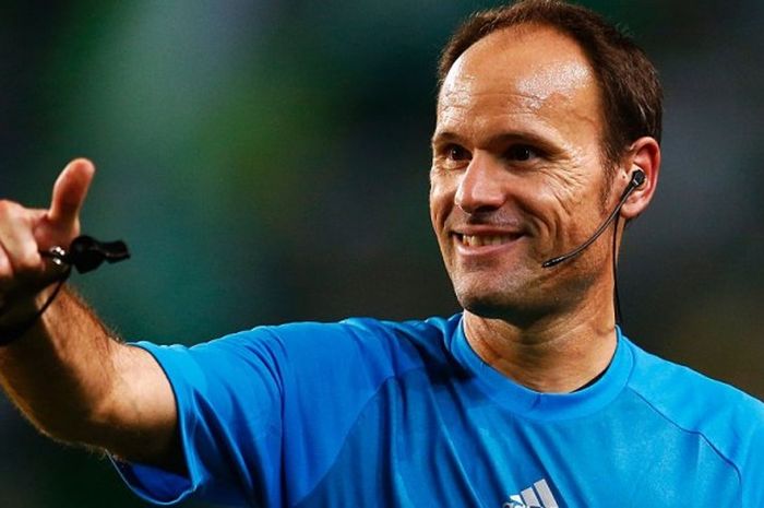 Wasit Mateu Lahoz ketika memimpin pertandingan Liga Champions antara Sporting CP versus Chelsea di Stadion Jose Alvalade, Lisabon, 30 September 2014.