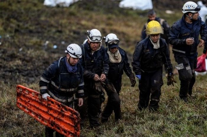 Tim penyelamat berupaya menemukan jenazah dan korban masih selamat di area reruntuhan pesawat yang membawa awak tim Chapecoense yang jatuh di area pegunungan Cerro Gordo, La Union, Kolombia, 29 November 2016.