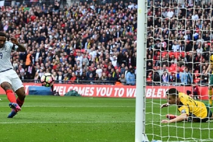 Jermain Defoe mencetak gol pembuka Inggris ke gawang Lithuania pada pertandingan Kualifikasi Piala Dunia 2018 di Stadion Wembley, Minggu (26/3/2017). 