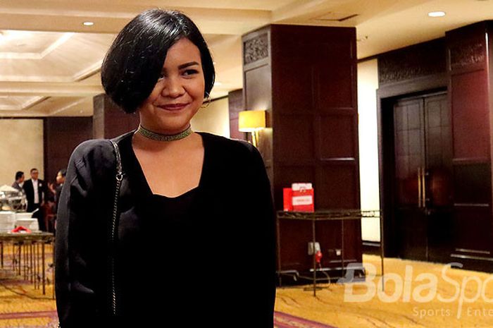 Annisa Zhafarina, putri presiden Madura United, Achsanul Qosasi, saat menghadiri  acara launching Madura United dan Anniversary yang ke-3 sekaligus perkenalan jersey dan pemain baru untuk musim 2018 yang berlangsung di Ballroom Shangrila Hotel Surabaya, Jawa Timur, Rabu (10/01/2017) malam.