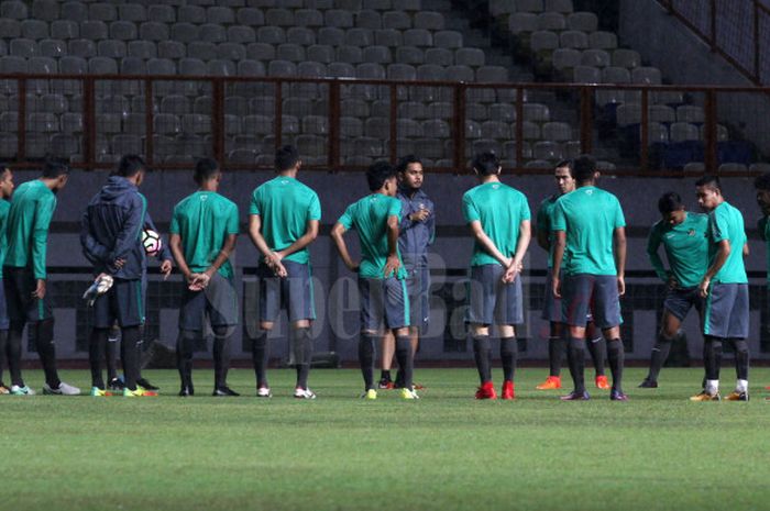 Sesi latihan timnas U-23 Indonesia jelang melawan timnas U-23 Suriah yang akan berlangsung di Stadion Wibawa Mukti, Cikarang, Jawa Barat,Kamis (16/11/2017).