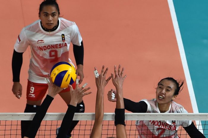  Pemain voli putri timnas Indonesia, Amalia Fajrina Nabila, melepaskan smash keras melawan Hongkong di Stadion Volley Gelora Bung Karno, Selasa (21/8/2018). 