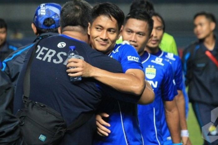 Pelukan bek Persib, Purwaka Yudhi ke dokter tim Maung Bandung, dr Rafi Ghani sesuai mereka menang at