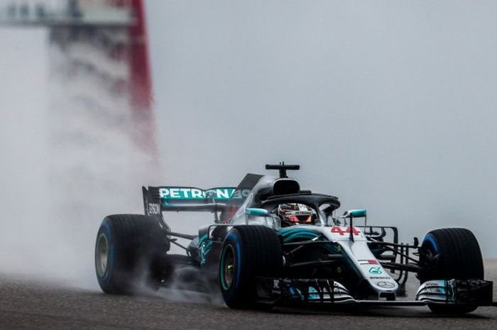 Lewis Hamilton (Mercedes) saat tampil di bawah guyuran hujan pada saat FP1 F1 GP Amerika Serikat 2018 yang berlangsung pada Jumat (19/10/2018) pagi waktu setempat.