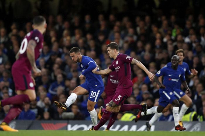 Pemain bintang Chelsea, Eden Hazard, saat melepaskan tendangan di laga lanjutan Liga Inggris melawan Manchester City di Stadion Stamford Bridge, Sabtu (30/9/2017) malam WIB.