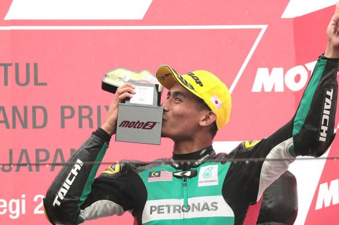 Pebalap Moto2, Hafizh Syahrin, saat merayakan podium GP Jepang 2017.