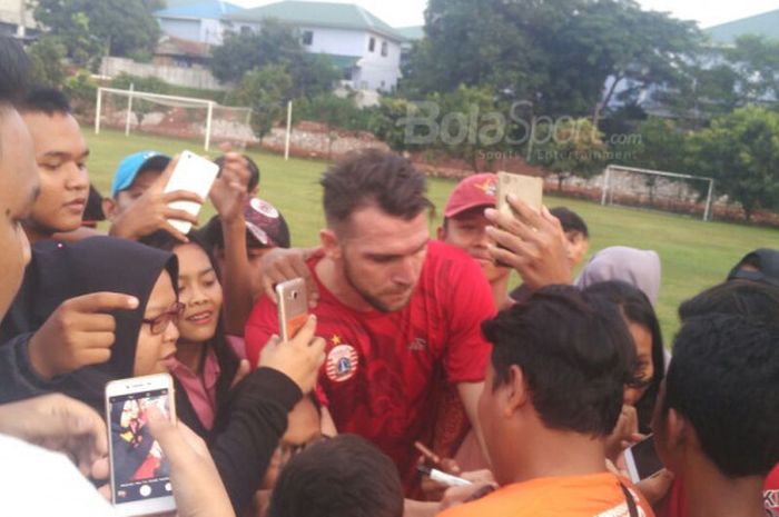 Stiker baru Persija, Marko Simic, menandatangani beberapa jersey Persija milik Jakmania selepas sesi latihan tim di Lapangan Sutasoma 77, Kompleks Halim Perdanakusuma, Jakarta Timur, Jumat (29/12/2017).