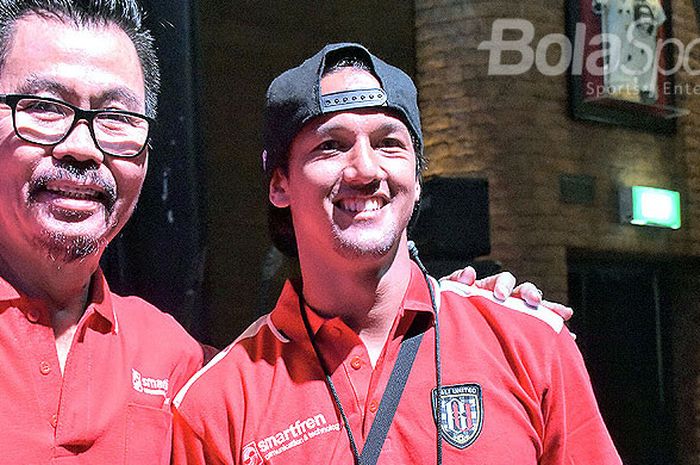   Irfan Bachdim (kanan) berfoto bersama Deputy CEO Smartfren, Djoko Tata Ibrahim di Hard Rock Cafe, Kuta, Kamis (22/2/2018).  