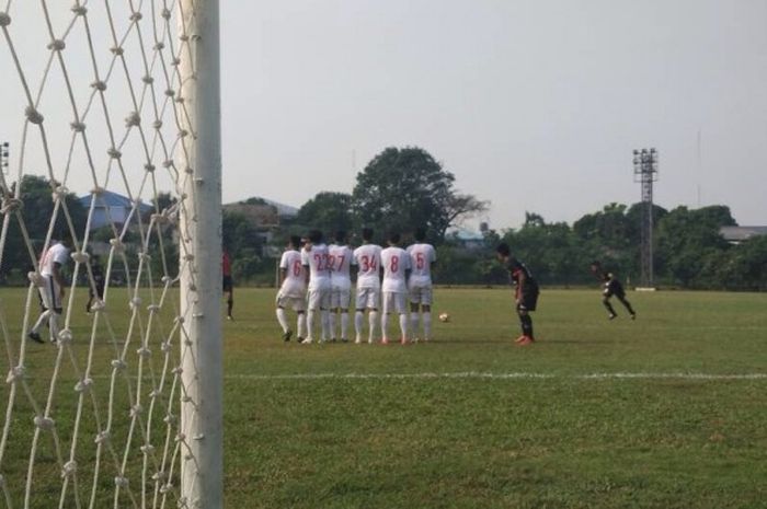 Striker senior Persija, Bambang Pamungkas, mengeksekusi sepak bebas pada laga uji coba kontra timnas Indonesia U-19 di Lapangan Sutasoma 77, Kompleks Halim Perdanakusuma, Jakarta Timur, Rabu (24/5/2017) pagi WIB.