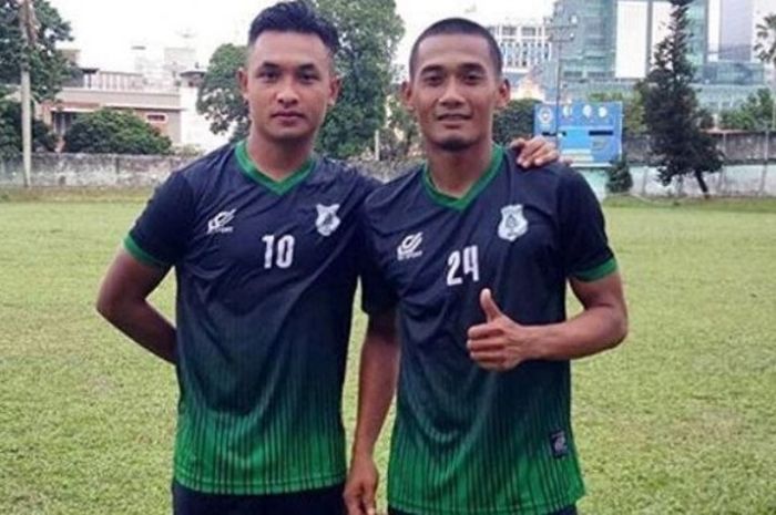 Gelandang senior Legimin Raharjo (kanan) jadi salah satu kekuatan PSMS Medan pada Liga 2 musim 2017 seusai latihan di Stadion Kebun Bunga, Medan.