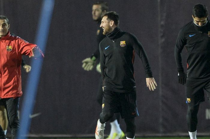 Pelatih Barcelona, Ernesto Valverde (kiri), berbicara dengan Lionel Messi dalam sesi latihan di Pusat Olahraga Joan Gamper, Sant Joan Despi, 25 November 2017.