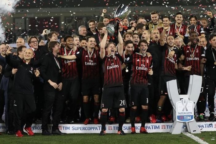  Pemain AC Milan merayakan keberhasilan menjuarai Piala Super Italia 2016. Mereka menjadi juara setelah mengalahkan Juventus melalui adu penalti di Doha pada 23 Desember 2016.