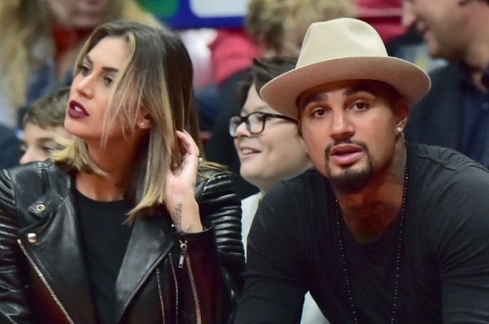 Kevin-Prince Boateng (kanan) dan kekasihnya, Melissa Satta, menyaksikan partai NBA antara Armani Milano dan Boston Celtic di Assago, 6 Oktober 2015.