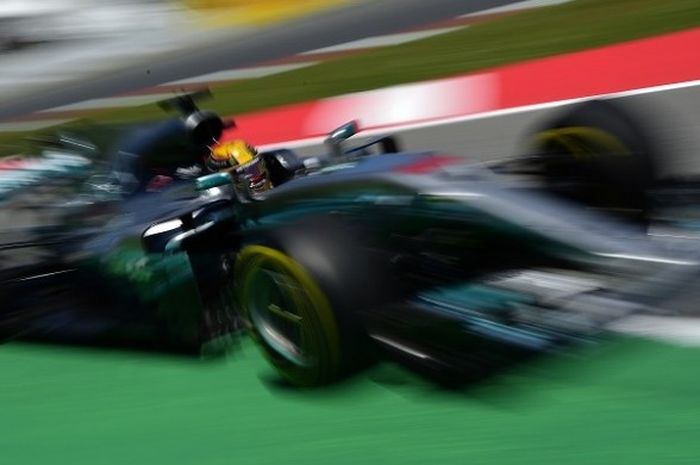 Pebalap Mercedes, Lewis Hamilton, memacu mobil pada sesi latihan hari kedua GP Spanyol di Circuit de Barcelona-Catalunya, Sabtu (13/5/2017).