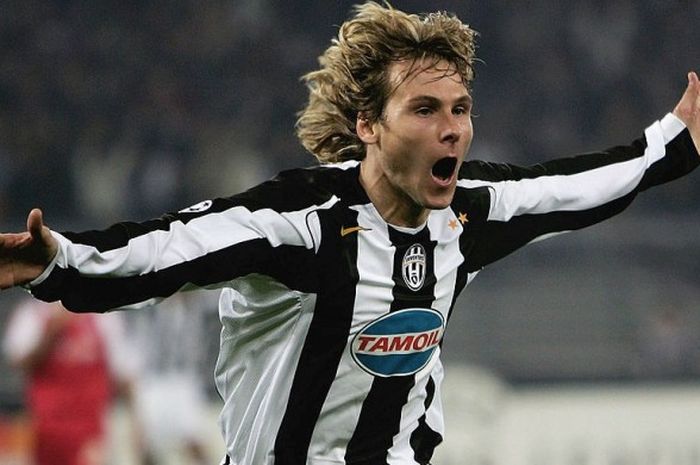 Pemain sayap Pavel Nedved mencetak gol tunggal di pertandingan babak penyisihan Grup C Liga Champions melawan Bayern Muenchen ketika masih berseragam Juventus pada 19 Oktober 2004 di Stadion Delle Alpi. 