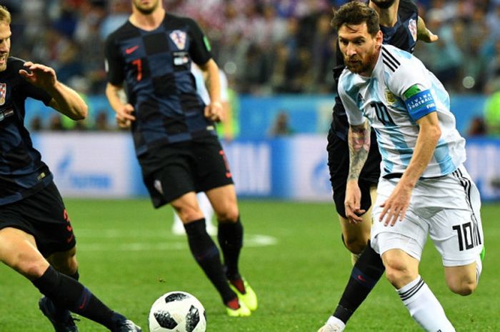 Penyerang timnas Argentina, Lionel Messi (kanan), beradu lari dengan bek Kroasia, Ivan Strinic (kiri), dalam laga Grup D Piala Dunia 2018 di Stadion Nizhny Novgorod, Nizhny Novgorod, Rusia, pada Kamis (21/6/2018).