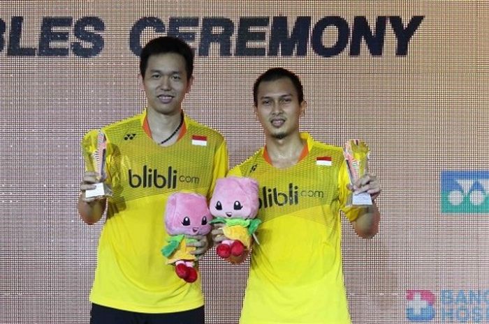 Pasangan ganda putra Indonesia, Mohammad Ahsan/Hendra Setiawan berpose setelah memastikan gelar juara Thailand Masters di Nimibutr Stadium, Minggu (13/2/2016).