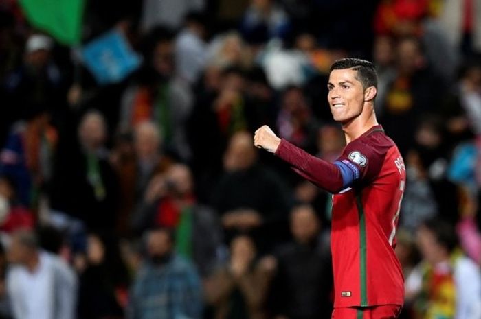 Kapten Portugal, Cristiano Ronaldo, merayakan gol yang dia cetak ke gawang Latvia dalam laga Grup B Kualifikasi Piala Dunia 2018 zona Eropa di Stadion Algarve, Minggu (13/11/2016).