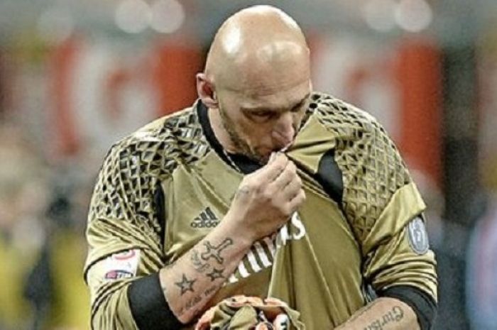 Christian Abbiati mencium badge AC Milan seusai timnya kalah dari AS Roma pada laga pamungkas Serie A musim 2015-2016 di San Siro, Sabtu (14/5/2016). 