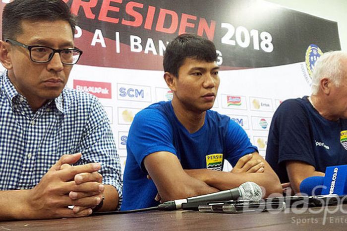 Achmad Jufriyanto (tengah) didampingi Direktur PT PBB Teddy Tjahyono (kiri) dan pelatih Persib, Roberto Carlos Mario Gomez di Stadion GBLA, Kota Bandung, Jumat (26/1/2018).