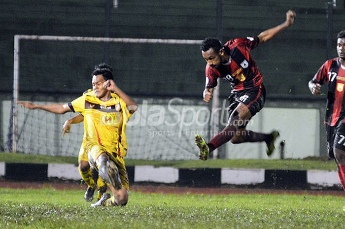 Pemain Persipura U-19, Julius Josel Omkarsba, melakukan tendangan sambil loncat saat melawan Barito Putra U-19 di laga kedua Grup B babak 8 besar Liga 1 U-19 di Stadion Siliwangi, Kota Bandung, Kamis (19/10/2017).