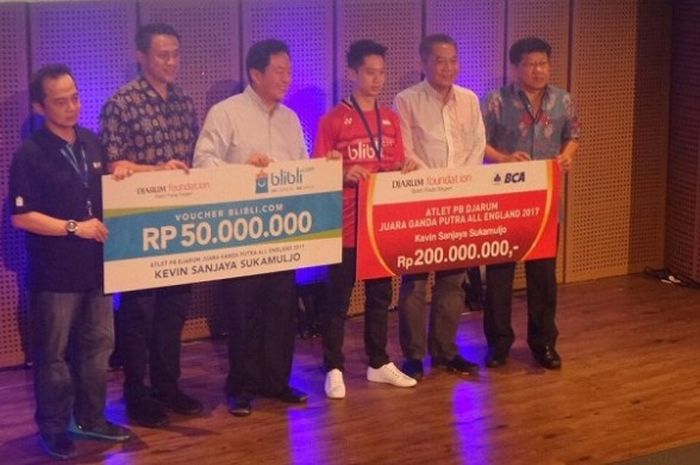 Kevin Sanjaya Sukamuljo (ketiga dari kanan) menerima penghargaan dari Djarum Foundation senilai Rp 250 juta berkat keberhasilannya menjuarai All England 2017 bersama Marcus Fernaldi Gideon.