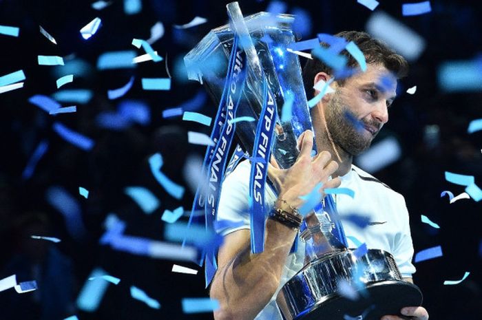 Petenis tunggal putra asal Bulgaria, Grigor Dimitrov, mengangkat trofi yang diraihnya seusai memenangi laga final melawan David Goffin (Belgia) pada turnamen ATP Finals 2017 yang berlangsung di O2 Arena, London, Inggris, Minggu (19/11/2017). Dimitrov menang 7-5, 6-4, 6-3.