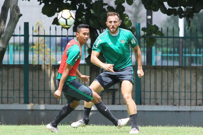 Duel sesama pemain Bali United, Ilija Spasojevic (kanan) dan Ricky Fajrin (kiri), dalam rangkaian training camp (TC) timnas U-23 Indonesia di Lapangan B, kompleks Gelora Bung Karno (GBK), Senayan, Jakarta Pusat, Selasa (20/2/2018).