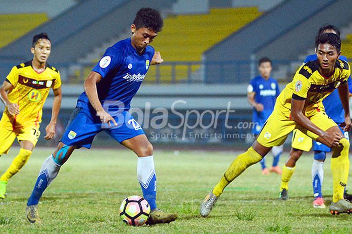 Aksi penyerang Persib U-19, Ilham Qolba (tengah), saat melakukan tendangan dalam laga melawan Barito Putra U-19 pada babak 8 besar Liga 1 U-19 di Stadion Arcamanik, Kota Bandung, Minggu (22/10/2017) malam.