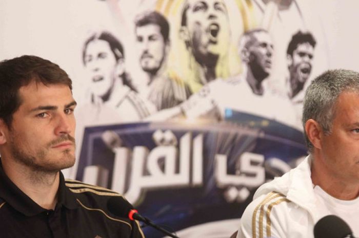 Pelatih Real Madrid, Jose Mourinho (kanan), berbicara dalam konferensi pers dengan didampingi Iker Casillas, di Kuwait City, Kuwait pada 15 Mei 2012.