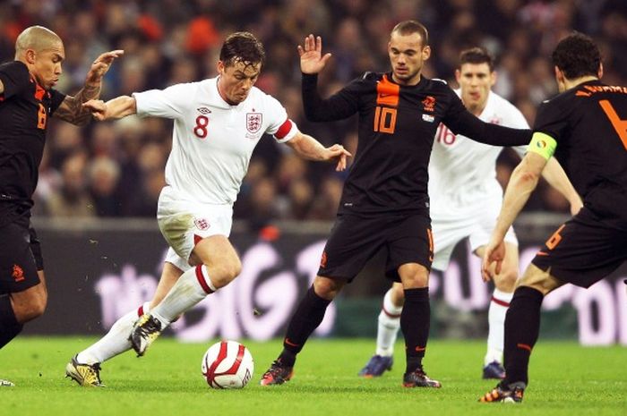 Aksi pemain tim nasional Inggris dan Belanda saat kedua tim melakoni laga uji coba di stadion Wembley, London, 29 Februari 2012.