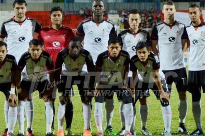 Pose T-Team FC sebelum menjamu Sarawak FA di Stadion Sultan Ismail Nasiruddin Shah, Kuala Terengganu, Selasa (26/7/2016) malam.