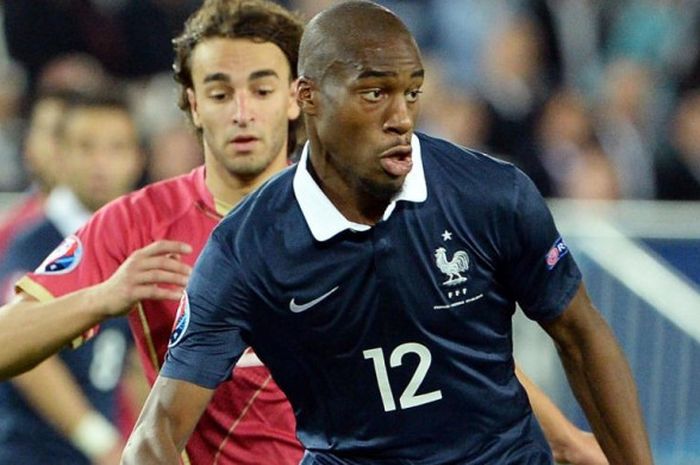 Aksi Geoffrey Kondogbia dalam partai uji coba antara timnas Prancis lawan Serbia di Stadion Matmut Atlantique, Bordeaux, 7 September 2015.