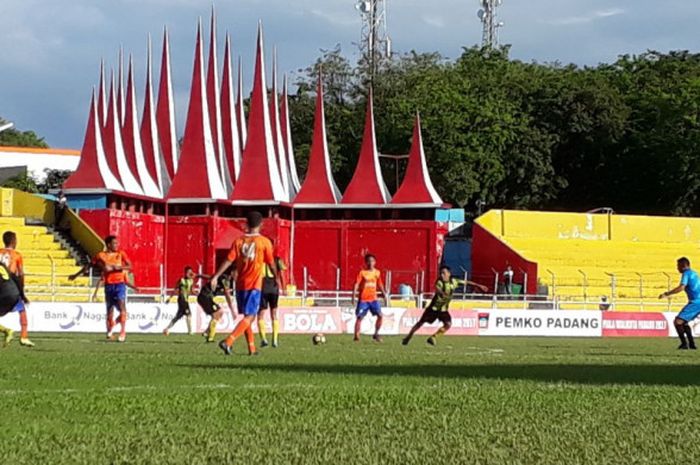 Laga perebutan posisi tiga Piala Walikota Padang 2017 antara PSP Padang kontra Persiraja Banda Aceh di Stadion H Agus Salim pada Minggu (10/12/2017) sore. 