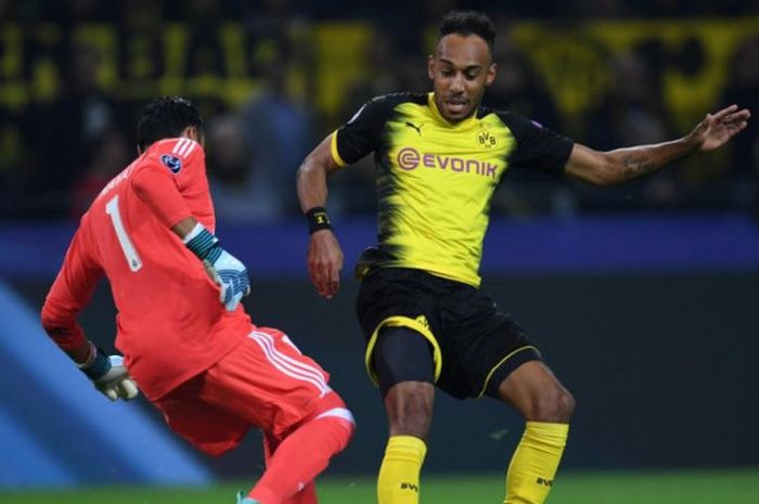 Kiper Real Madrid, Keylor Navas (kiri), mengecoh striker Borussia Dortmund, Pierre-Emerick Aubameyang, dalam partai Liga Champions di BVB Stadion, Dortmund, 26 September 2017.