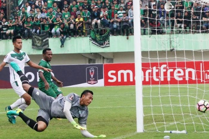 Kiper PSMS Medan Abdul Rohim menyelamatkan gawangnya dari serangan striker Persebaya Surabaya Yohanes Ferinando Pahabol dalam duel babak delapan besar Piala Presiden 2018 di Stadion Manahan, Solo, Sabtu (3/2/2018) sore WIB.