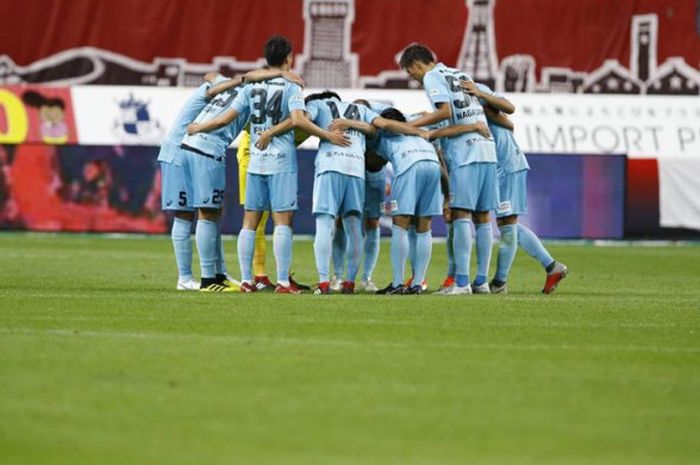 Para pemain Vissel Kobe berdoa dengan 10 pemain sebelum memulai babak kedua saat dijamu Consadole Sapporo pada lanjutan Liga Jepang 2018 di NHK Sapporo Dome, 1 September 2018. 